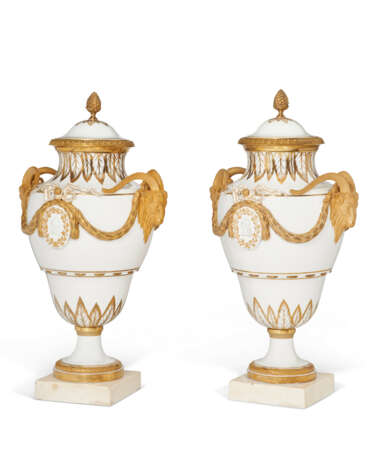 A PAIR OF ORMOLU AND MARBLE MOUNTED PARIS (COMTE D'ARTOIS) PORCELAIN GILT-WHITE VASES AND TWO COVERS - photo 6