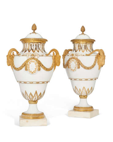A PAIR OF ORMOLU AND MARBLE MOUNTED PARIS (COMTE D'ARTOIS) PORCELAIN GILT-WHITE VASES AND TWO COVERS - фото 7