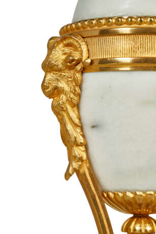 A PAIR OF LOUIS XVI ORMOLU AND WHITE MARBLE CASSOLETTES - Foto 6