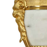 A PAIR OF LOUIS XVI ORMOLU AND WHITE MARBLE CASSOLETTES - Foto 6