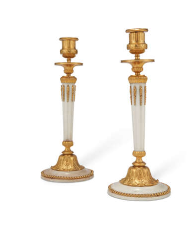 A PAIR OF LOUIS XVI ORMOLU AND WHITE MARBLE CANDLESTICKS - фото 1