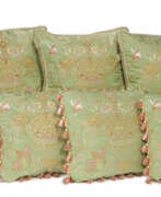 Seide. A GROUP OF SEVEN EMBROIDERED GREEN SILK DAMASK CUSHIONS