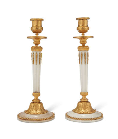 A PAIR OF LOUIS XVI ORMOLU AND WHITE MARBLE CANDLESTICKS - фото 2