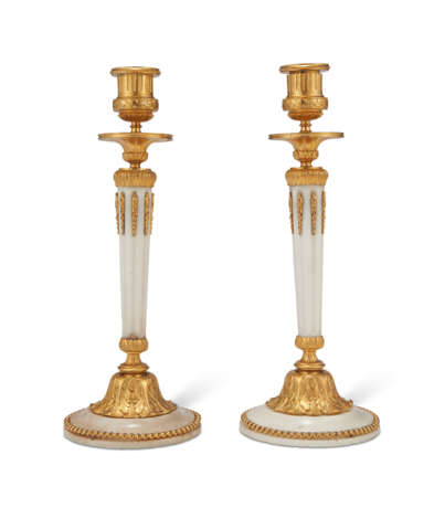 A PAIR OF LOUIS XVI ORMOLU AND WHITE MARBLE CANDLESTICKS - Foto 2