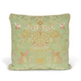 A GROUP OF SEVEN EMBROIDERED GREEN SILK DAMASK CUSHIONS - Foto 2