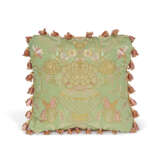 A GROUP OF SEVEN EMBROIDERED GREEN SILK DAMASK CUSHIONS - Foto 4