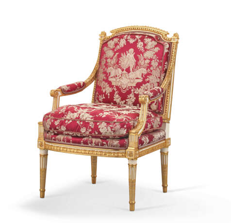 A PAIR OF LOUIS XVI WHITE-PAINTED AND PARCEL-GILT WALNUT FAUTEUILS - Foto 3