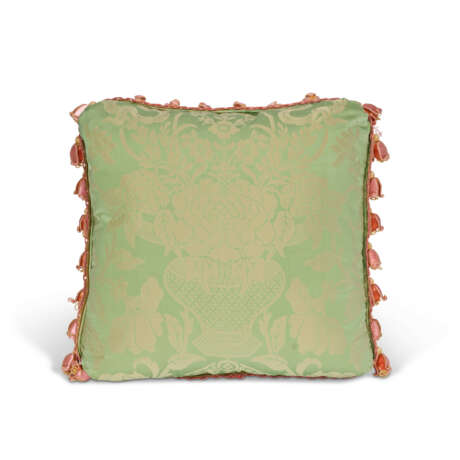 A GROUP OF SEVEN EMBROIDERED GREEN SILK DAMASK CUSHIONS - Foto 5