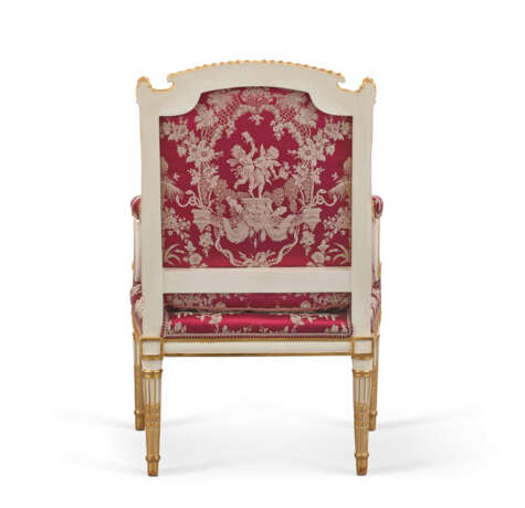 A PAIR OF LOUIS XVI WHITE-PAINTED AND PARCEL-GILT WALNUT FAUTEUILS - фото 6
