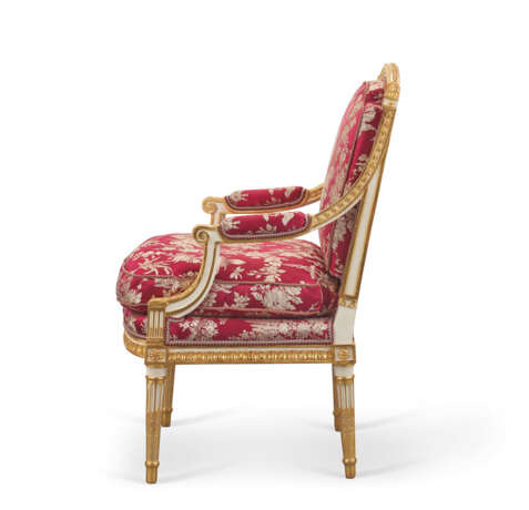 A PAIR OF LOUIS XVI WHITE-PAINTED AND PARCEL-GILT WALNUT FAUTEUILS - photo 7