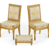 A PAIR OF EMPIRE GILTWOOD CHAISES - Foto 1
