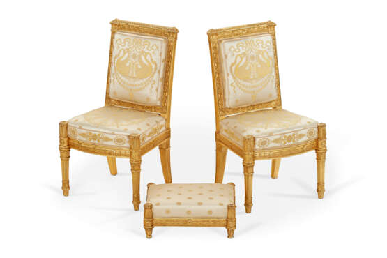 A PAIR OF EMPIRE GILTWOOD CHAISES - фото 1