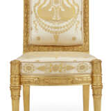 A PAIR OF EMPIRE GILTWOOD CHAISES - Foto 3