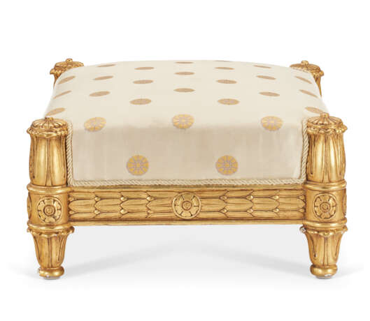 A PAIR OF EMPIRE GILTWOOD CHAISES - Foto 8