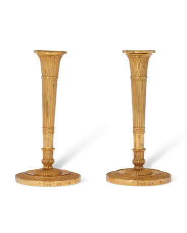 A PAIR OF EMPIRE ORMOLU CANDLESTICKS - Foto 2