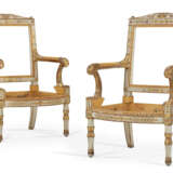 A PAIR OF EMPIRE WHITE-PAINTED AND PARCEL-GILT FAUTEUILS - Foto 1
