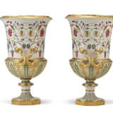 A PAIR OF ORMOLU-MOUNTED VIENNA (SORGENTHAL) PORCELAIN LARGE CAMPANA VASES - Foto 2