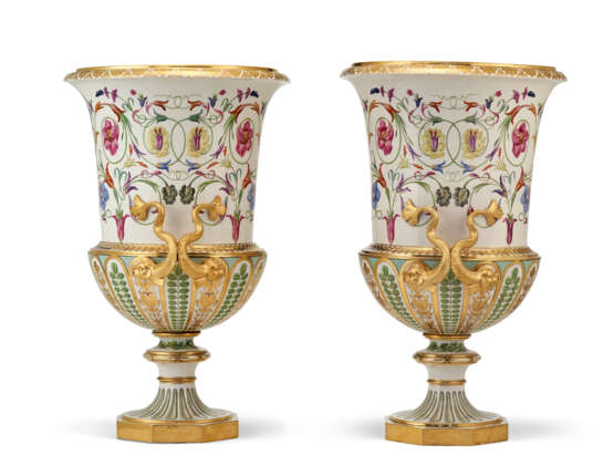 A PAIR OF ORMOLU-MOUNTED VIENNA (SORGENTHAL) PORCELAIN LARGE CAMPANA VASES - Foto 2