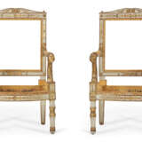 A PAIR OF EMPIRE WHITE-PAINTED AND PARCEL-GILT FAUTEUILS - Foto 2