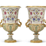 A PAIR OF ORMOLU-MOUNTED VIENNA (SORGENTHAL) PORCELAIN LARGE CAMPANA VASES - Foto 3