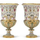 A PAIR OF ORMOLU-MOUNTED VIENNA (SORGENTHAL) PORCELAIN LARGE CAMPANA VASES - Foto 4