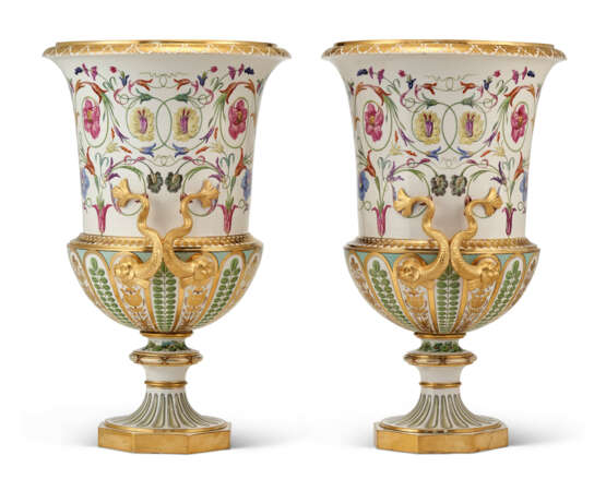 A PAIR OF ORMOLU-MOUNTED VIENNA (SORGENTHAL) PORCELAIN LARGE CAMPANA VASES - Foto 4