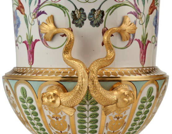 A PAIR OF ORMOLU-MOUNTED VIENNA (SORGENTHAL) PORCELAIN LARGE CAMPANA VASES - Foto 5