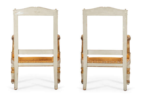 A PAIR OF EMPIRE WHITE-PAINTED AND PARCEL-GILT FAUTEUILS - Foto 5