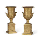 A PAIR OF EMPIRE-STYLE ORMOLU URNS ON STANDS - фото 1