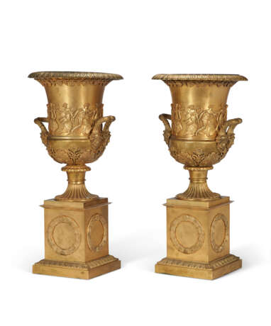 A PAIR OF EMPIRE-STYLE ORMOLU URNS ON STANDS - Foto 2