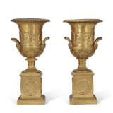 A PAIR OF EMPIRE-STYLE ORMOLU URNS ON STANDS - фото 3