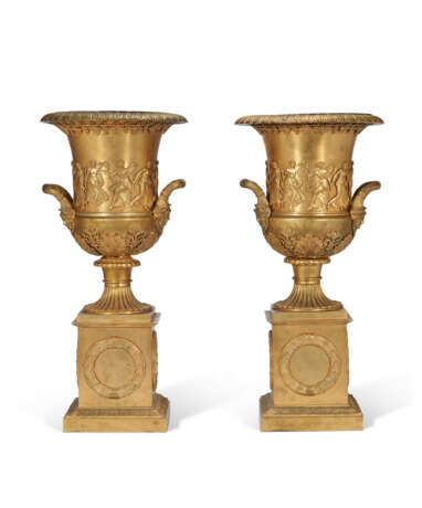 A PAIR OF EMPIRE-STYLE ORMOLU URNS ON STANDS - Foto 3