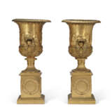 A PAIR OF EMPIRE-STYLE ORMOLU URNS ON STANDS - фото 4