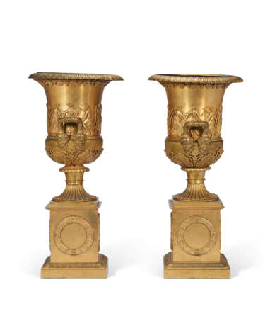 A PAIR OF EMPIRE-STYLE ORMOLU URNS ON STANDS - фото 4