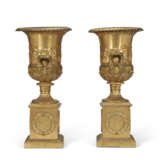 A PAIR OF EMPIRE-STYLE ORMOLU URNS ON STANDS - фото 5