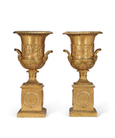 A PAIR OF EMPIRE-STYLE ORMOLU URNS ON STANDS - фото 6