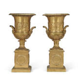 A PAIR OF EMPIRE-STYLE ORMOLU URNS ON STANDS - фото 6