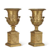 A PAIR OF EMPIRE-STYLE ORMOLU URNS ON STANDS - фото 7