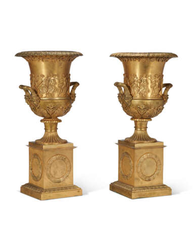 A PAIR OF EMPIRE-STYLE ORMOLU URNS ON STANDS - фото 7