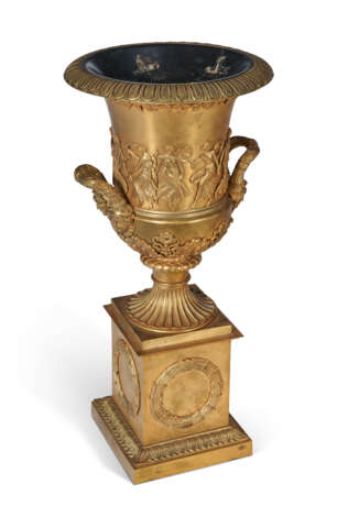 A PAIR OF EMPIRE-STYLE ORMOLU URNS ON STANDS - Foto 8