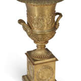 A PAIR OF EMPIRE-STYLE ORMOLU URNS ON STANDS - Foto 8