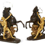 A PAIR OF FRENCH GILT AND PATINATED BRONZE 'MARLY' HORSE GROUPS - Foto 2