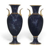 A LARGE PAIR OF ORMOLU-MOUNTED SEVRES PORCELAIN FAUX LAPIS GROUND VASES (VASES FORME OEUF, 3EME GRANDUER) - Foto 2