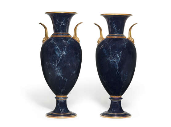 A LARGE PAIR OF ORMOLU-MOUNTED SEVRES PORCELAIN FAUX LAPIS GROUND VASES (VASES FORME OEUF, 3EME GRANDUER) - Foto 3
