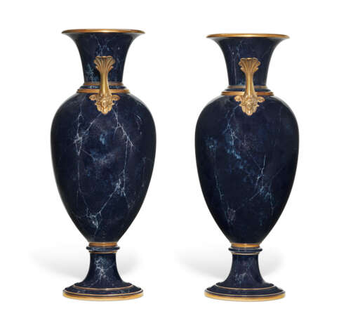 A LARGE PAIR OF ORMOLU-MOUNTED SEVRES PORCELAIN FAUX LAPIS GROUND VASES (VASES FORME OEUF, 3EME GRANDUER) - Foto 4