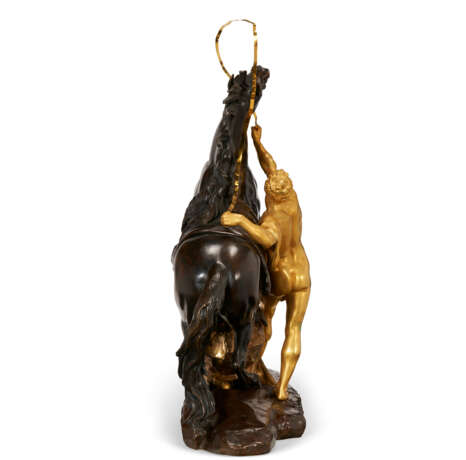 A PAIR OF FRENCH GILT AND PATINATED BRONZE 'MARLY' HORSE GROUPS - Foto 9