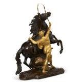 A PAIR OF FRENCH GILT AND PATINATED BRONZE 'MARLY' HORSE GROUPS - Foto 11