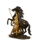A PAIR OF FRENCH GILT AND PATINATED BRONZE 'MARLY' HORSE GROUPS - Foto 12