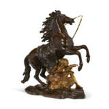 A PAIR OF FRENCH GILT AND PATINATED BRONZE 'MARLY' HORSE GROUPS - Foto 16