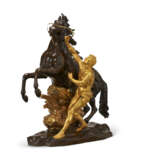 A PAIR OF FRENCH GILT AND PATINATED BRONZE 'MARLY' HORSE GROUPS - Foto 18
